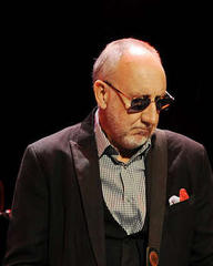 Pete Townshend honours Iain Banks at The Who concert